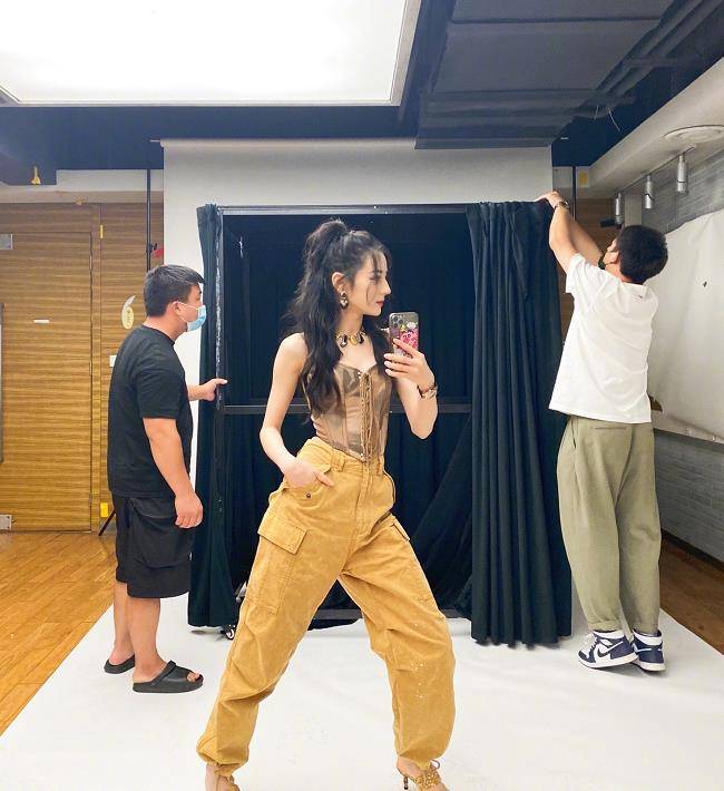 迪丽热巴绿洲晒出自拍,穿紧身衣搭工装裤又美又飒_照片_身材_五官