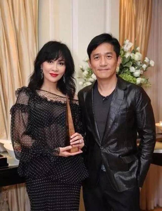 刘嘉玲梁朝伟结婚10周年高调秀恩爱,网友:好甜啊!祝福_礼服_性格_演技