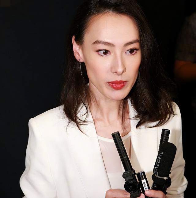 梁洛施真的是聪明,外人都希望她嫁入李嘉诚家族,可她自己却不愿