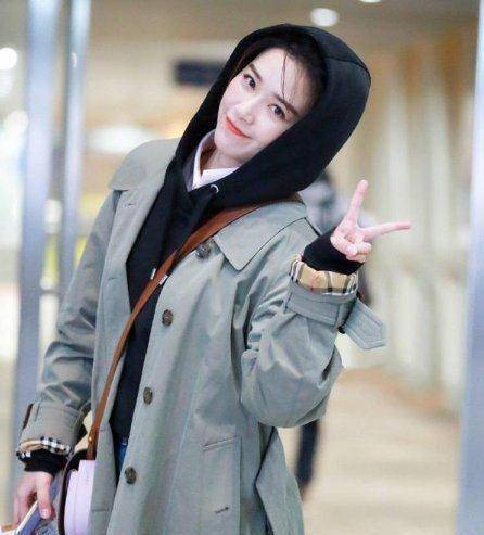 阚清子太有朝气了,开叉风衣搭配卫衣俏皮活泼,像31岁的人吗?