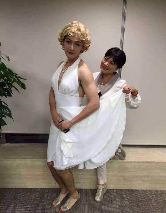 男扮女装王俊凯太美了,但是看见他我真的服了!_样子_何炅_胡歌