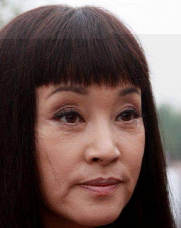 刘晓庆61岁颜值少不少女我不知道,可从这点看,你得服!_保养_女神_身材