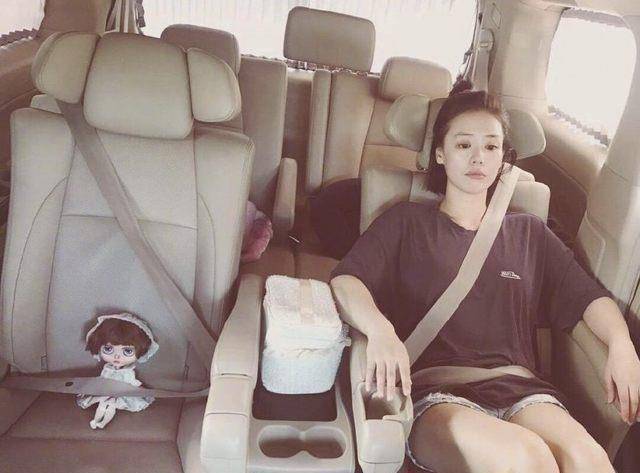 马思纯亮相机场,爆肥十斤有点萌?