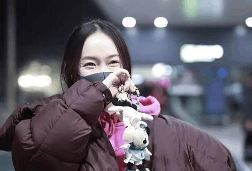 霍思燕眼角堆起来的皱纹还是出卖了她的年龄,我终于相信她是真的38岁