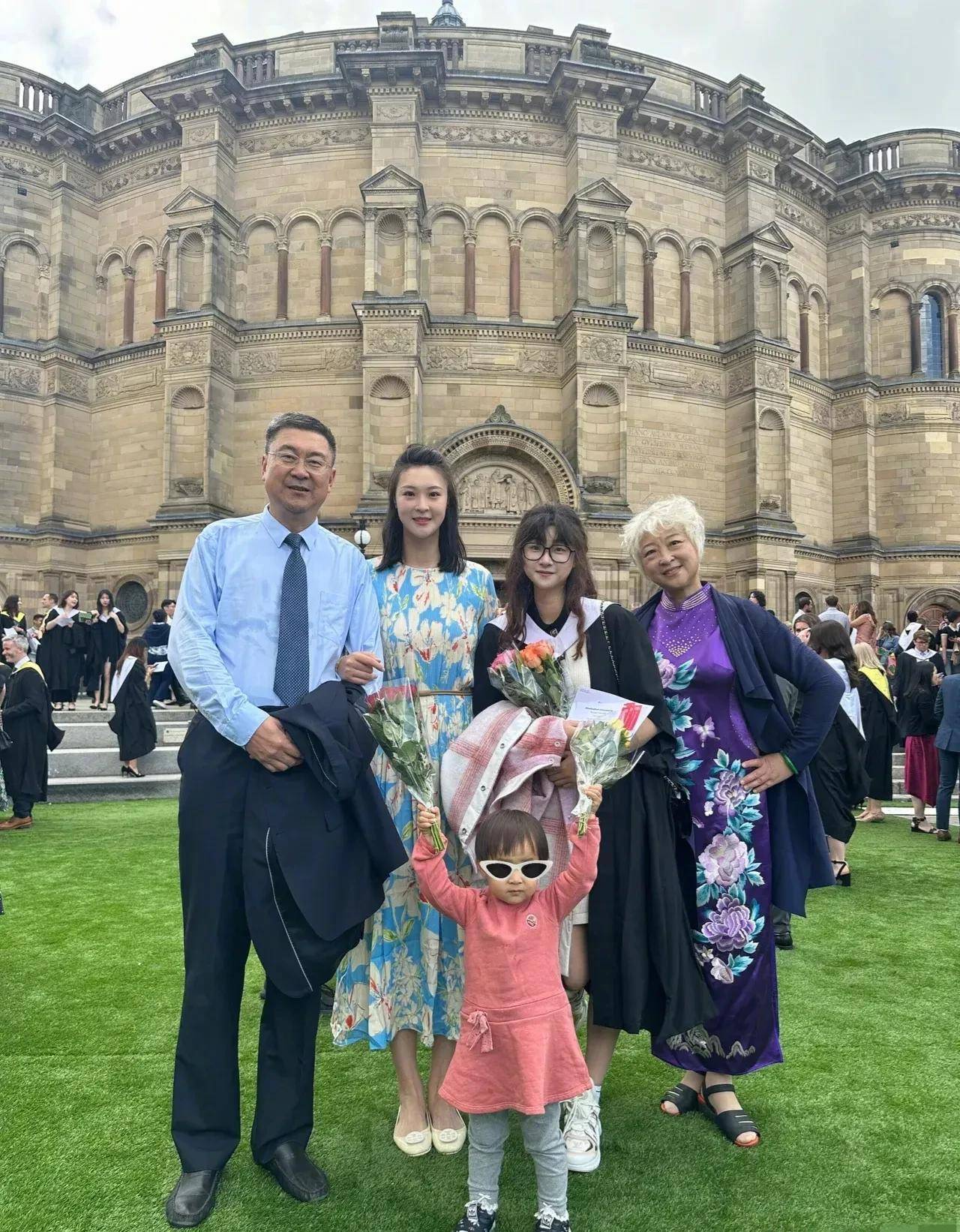 国外,参加亲妹毕业典礼,父母罕见露脸一家人颜值高_妹妹_杨臻博_网友