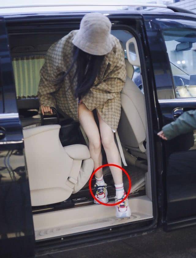 杨幂广州街头打扮成高中生录综艺,却被发现疑似两天没换袜子_魏大勋