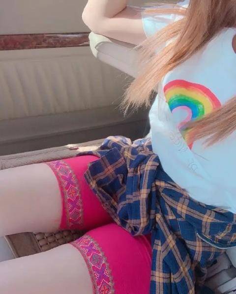 杨超越跨景点警戒线摆拍,晒大红裤衩让人无语,随地吐痰没素质_网友