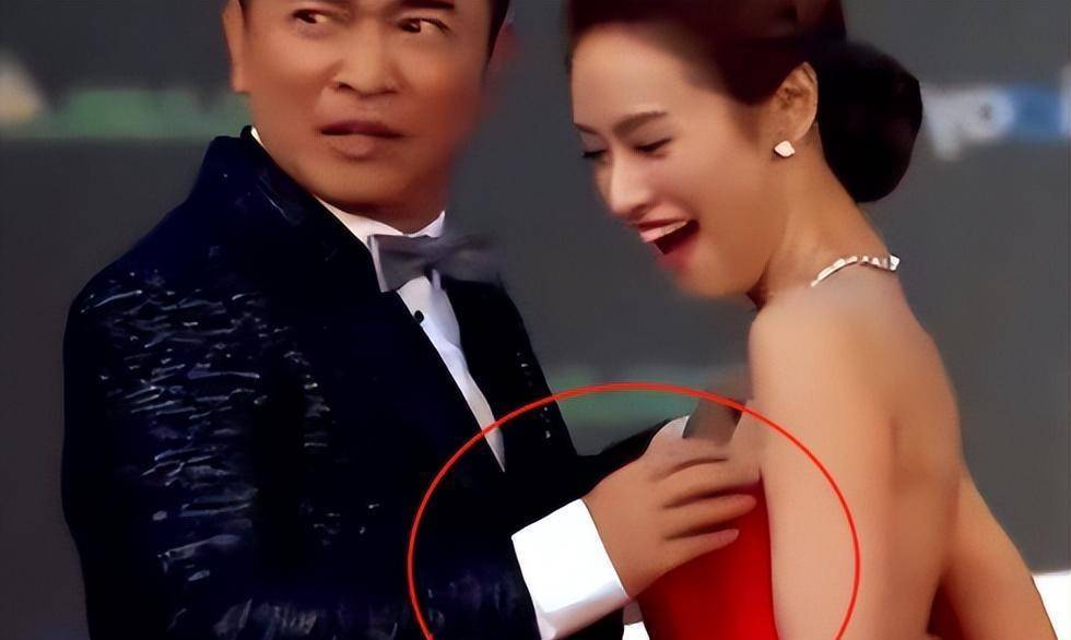 吴宗宪当众碰到女儿胸部,父女俩嘴对嘴接吻,女儿受不了直呼变态!