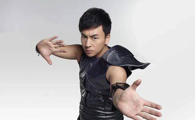 功夫小子释小龙:2岁习武5岁成名,12岁演展昭,23岁与何洁恋爱_少年