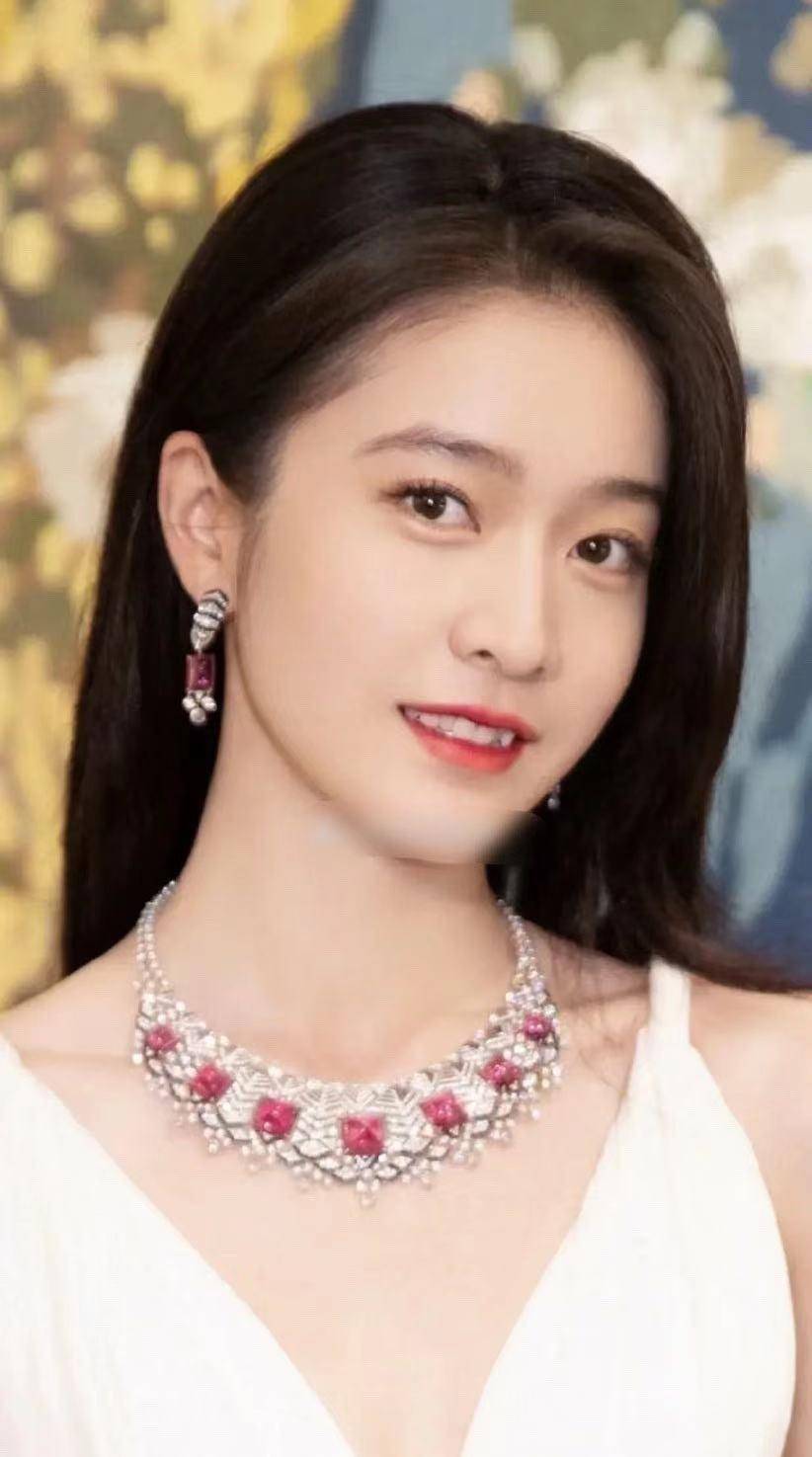 24岁和章子怡做闺蜜,资源每况愈下,她成到给网剧男演员作配_张雪迎_邢