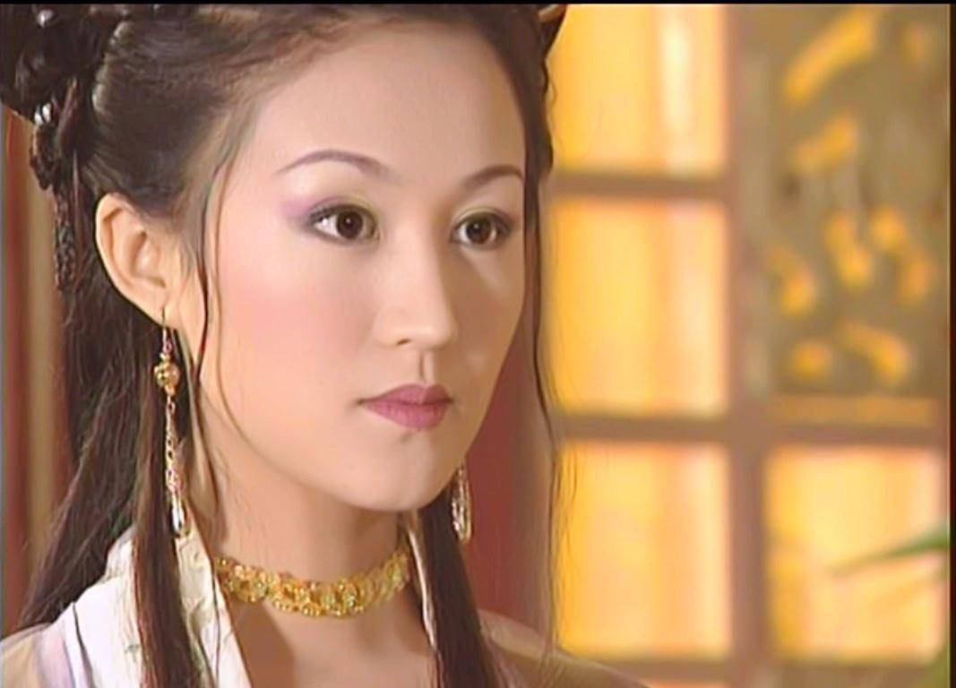 陆毅老婆古装亮瞎眼,露脐装长筒靴尽显小蛮腰大长腿,雷人又诱人_鲍蕾