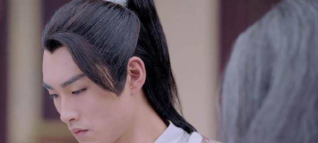 比如他在刘恺威,唐嫣主演的《千金女贼》这部电视剧中就曾饰演刘恺威