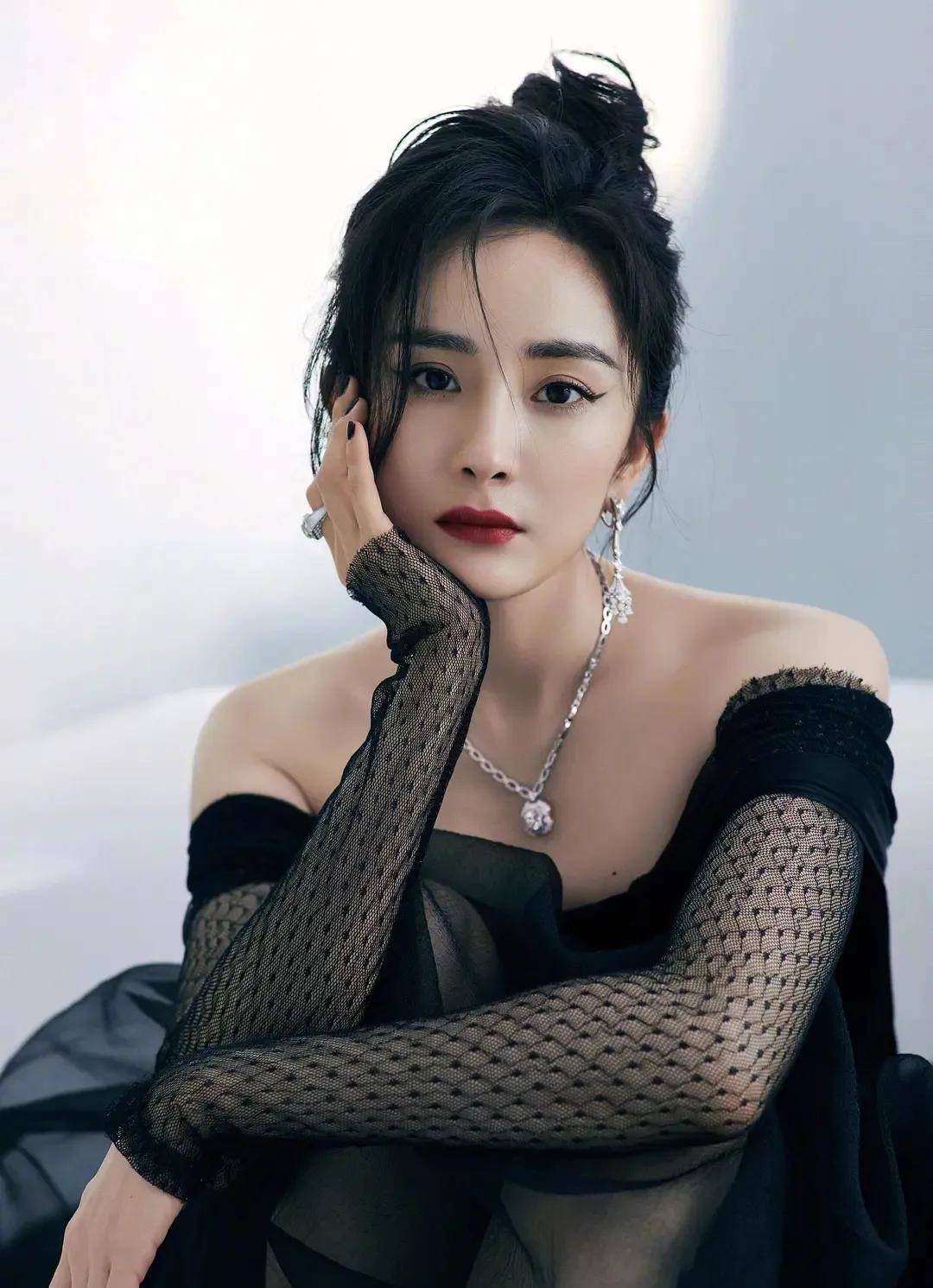 杨幂:四岁出道,黑料不断,结婚分手,凭什么她能成为顶流明星_刘恺威