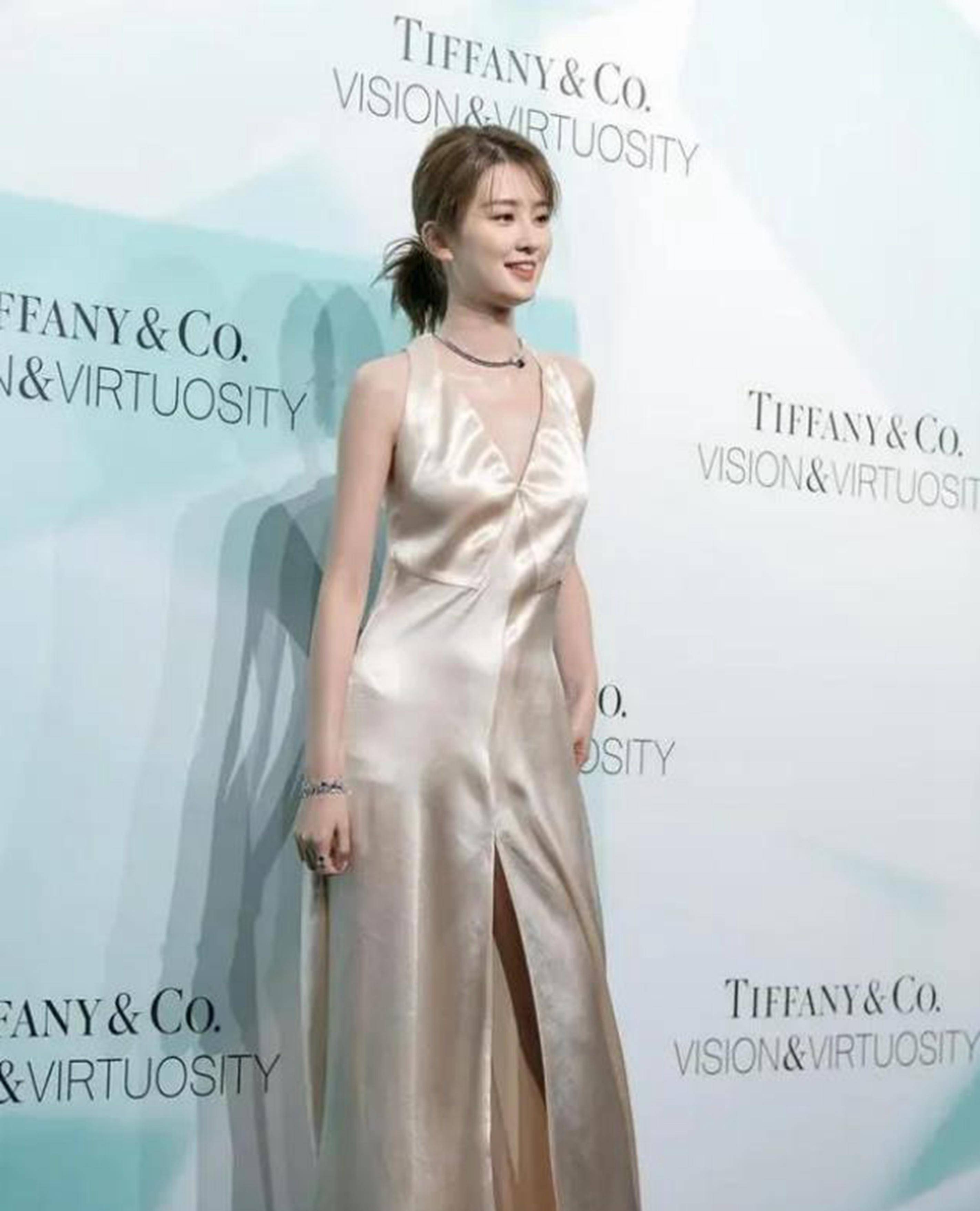 乔欣藏柯基臀露出蝴蝶肩穿172身材缎面连衣裙宛如超模