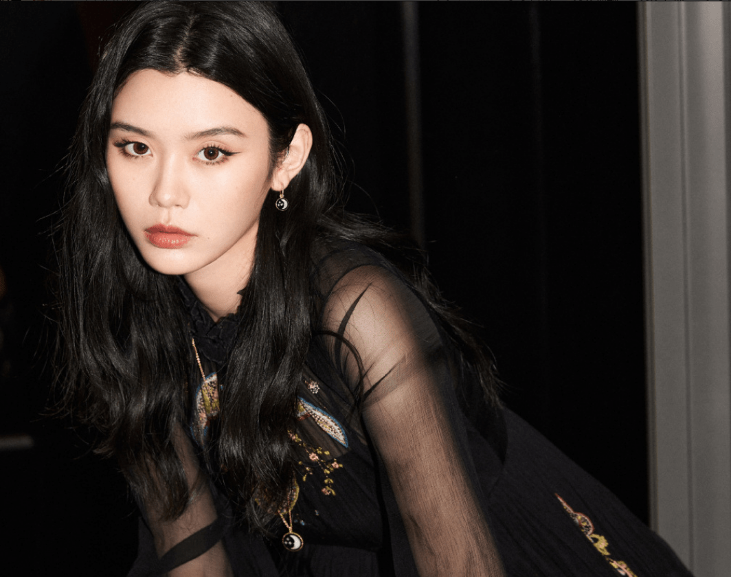 奚梦瑶捧鲜花拍照,儿子突然伸手戳她的手,手指细长网友表示可爱_何猷