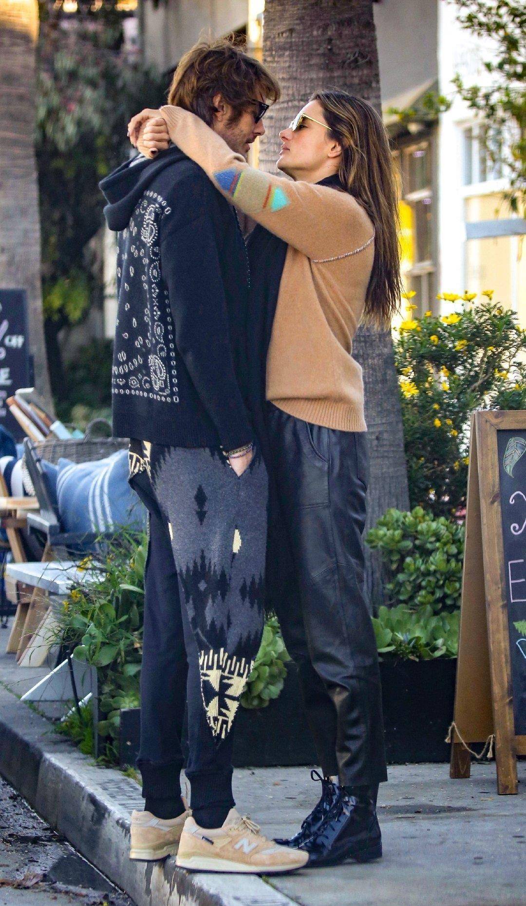 亚历山大·安布罗休和男友接吻秀恩爱,很浪漫,男友比她更像模特_裤子