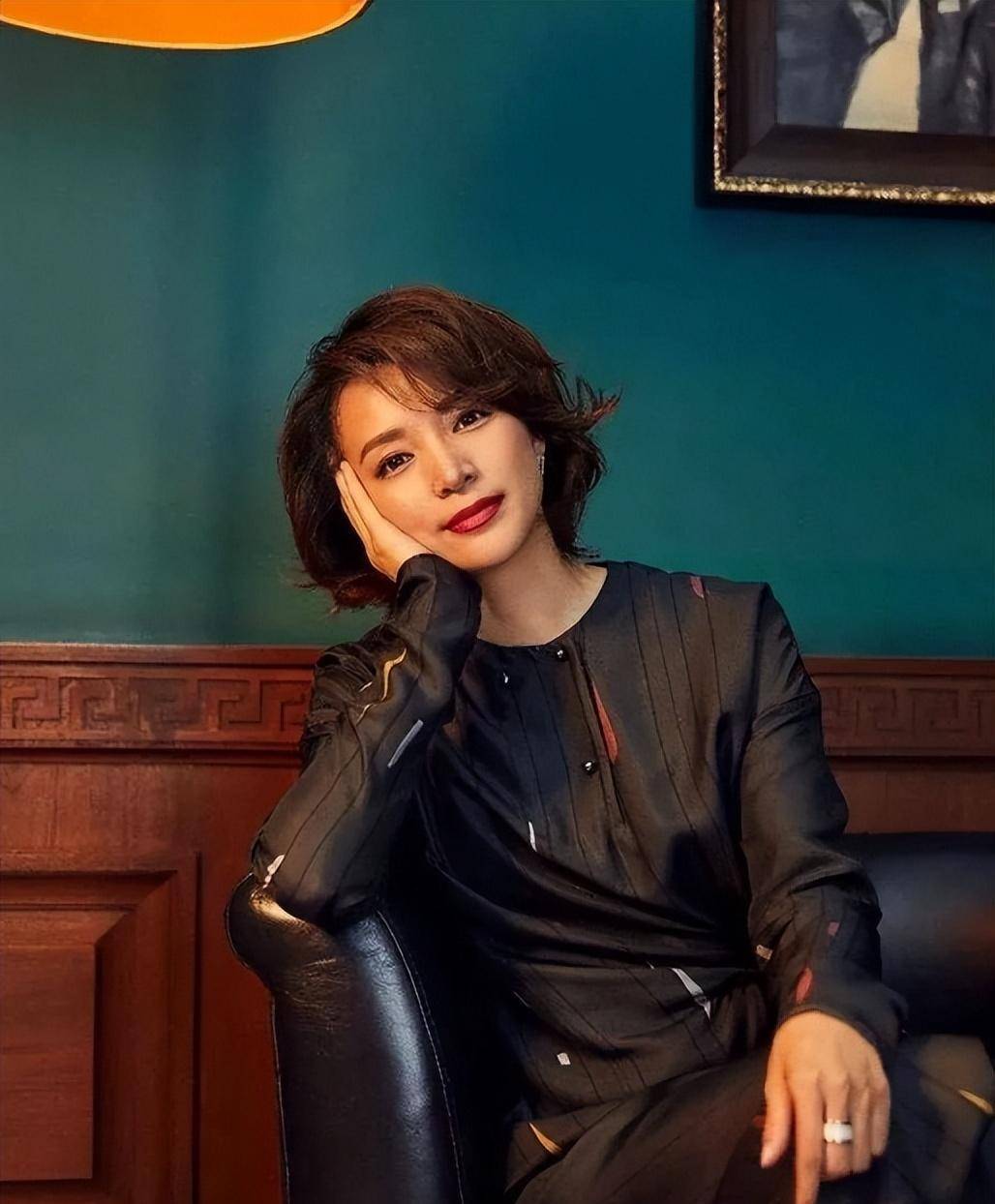 "央视一姐"到"查无此人",49岁的董卿,终于落得今天这一下场_父亲_事业