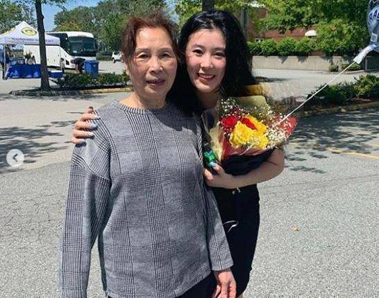 杨子18岁大女儿哈佛毕业,穿学士服甜美优雅,气质不输后妈黄圣依_马尾