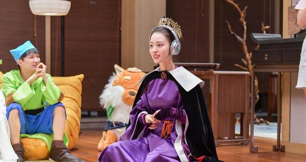 气场强大,也显得优雅复古了很多,配上头上的皇冠,宛如古代的女王一般