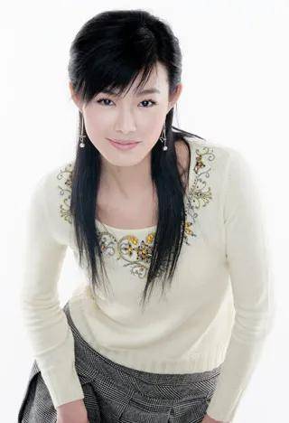 高个美女于娜退出娱乐圈?消失了15年的她现在怎么样了?