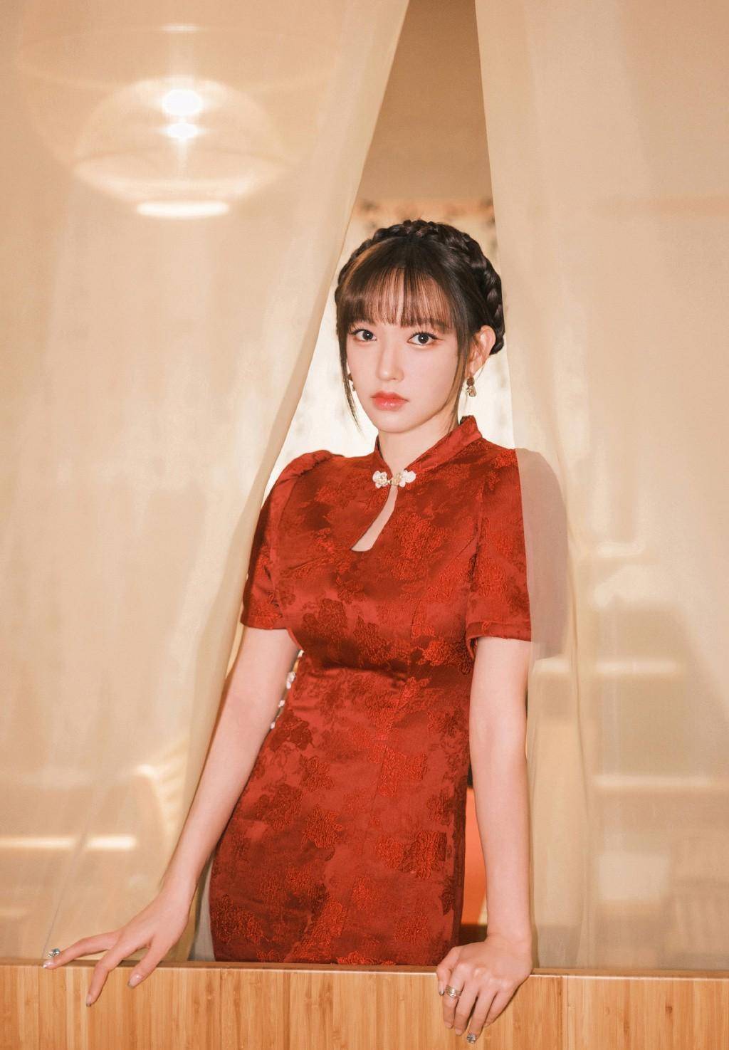 程潇的红色旗袍好看极了!前凸后凹的身材曲线太真实,旗袍炸裂