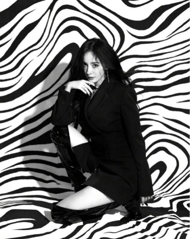 杨幂被曝恋情后又上线营业,手握玫瑰拍大片花式秀美腿_五官_橙色_女