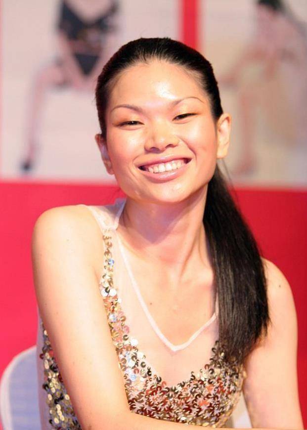 她是中国最"丑"女模,却意外嫁给国外富豪,婚后儿子帅气像贵族_吕燕_生