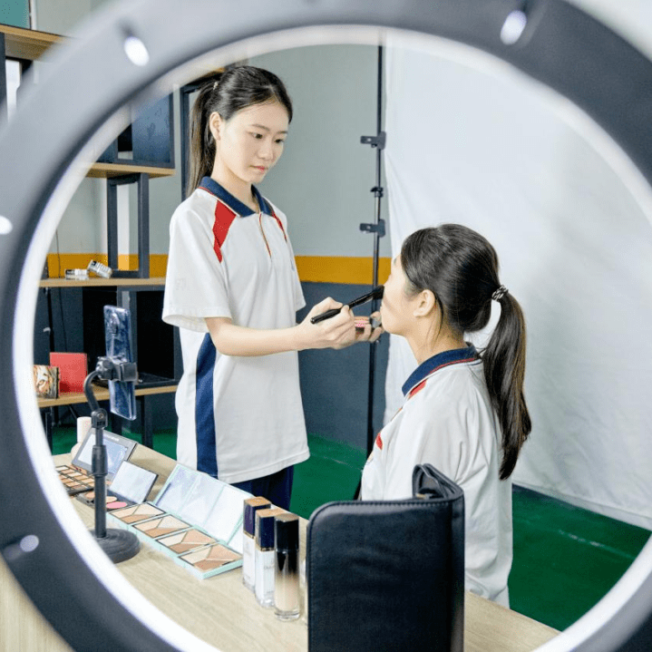 佛山学化妆学校_形象设计专业_佛山市现代商贸技工学校