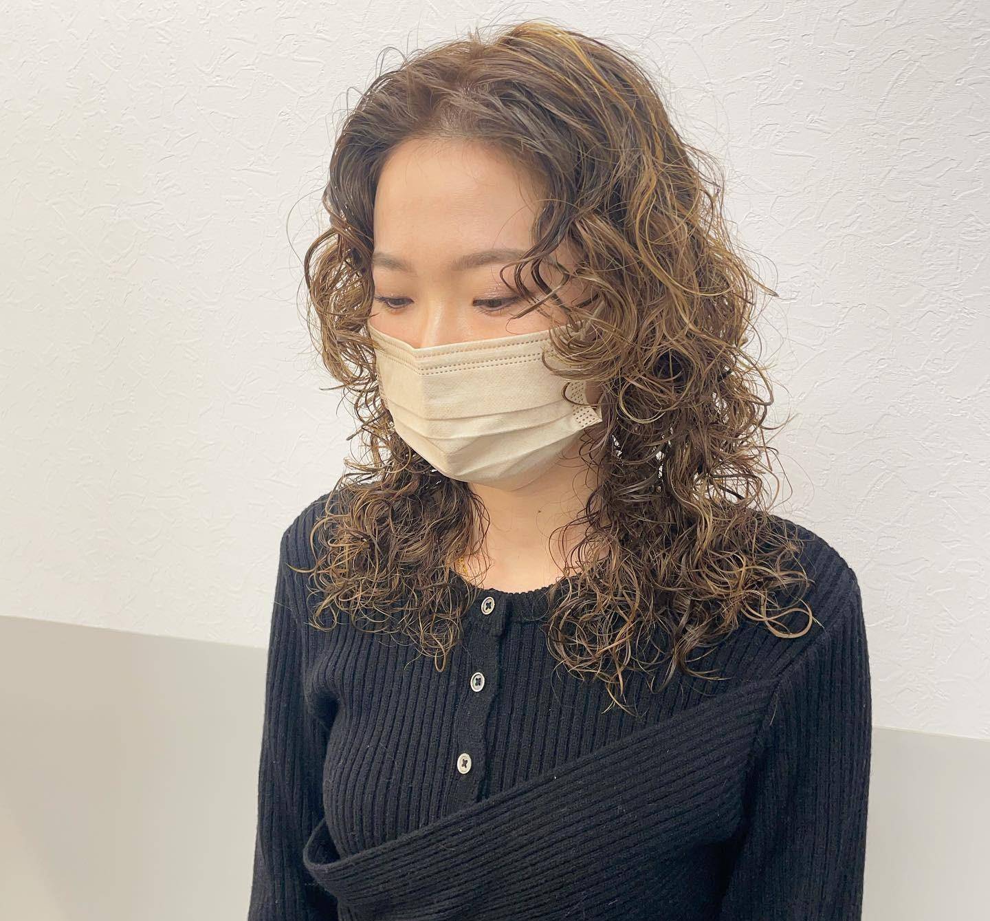 如果头发又细又软,就选择全头卷烫发,显出体积和洋气_发型_卷发_棕色