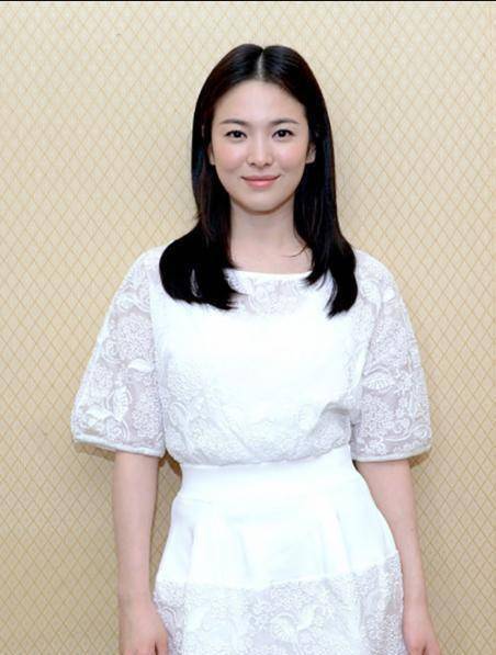 宋仲基离婚后近照,和美女开心合照,头上帽子却十分抢镜_宋慧乔_绿色