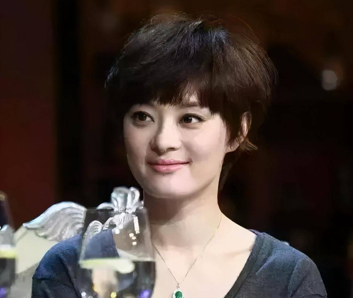 孙俪在路边遛狗,手腕上满绿翡翠手镯却引人关注,网友:超哥好宠