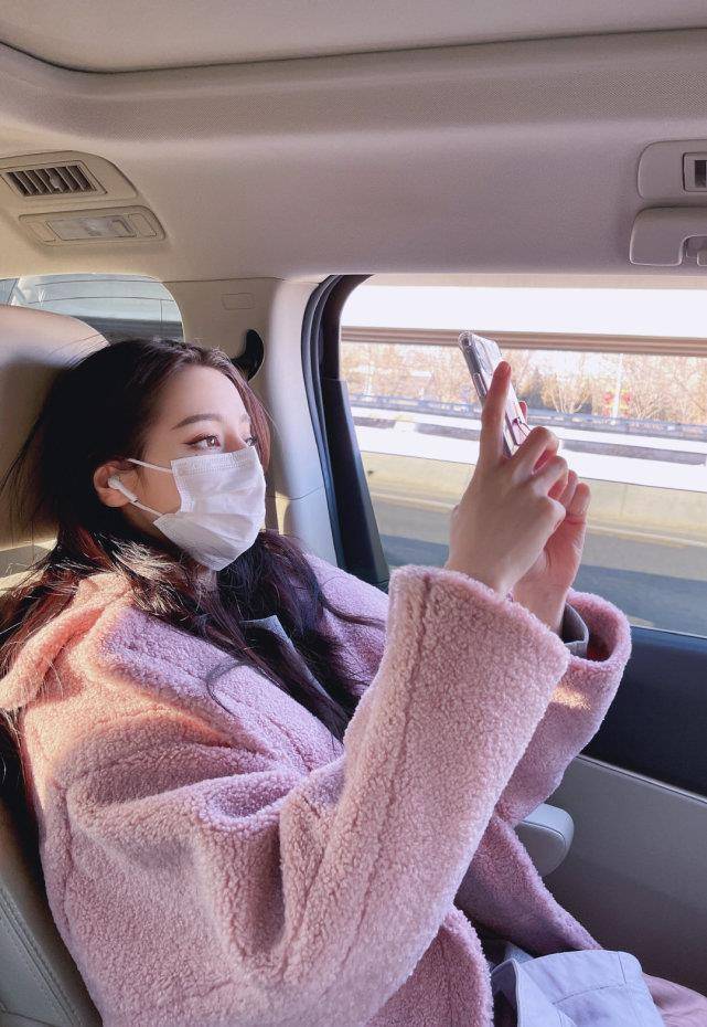 迪丽热巴晒最新自拍转发破百万,晒出自拍不露脸,眼睛神似老板杨幂