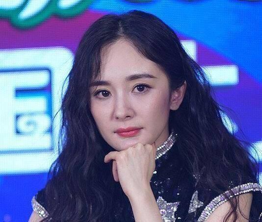 杨幂出席节目发布会,未修图跟精修图差距大,法令纹遮不住