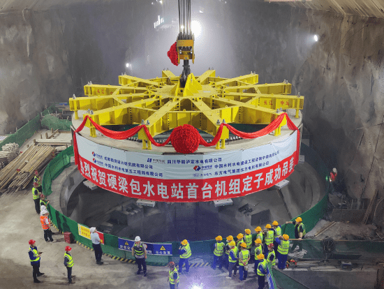 硬梁包水电站首台机组定子吊装成功_进行_部件_建设
