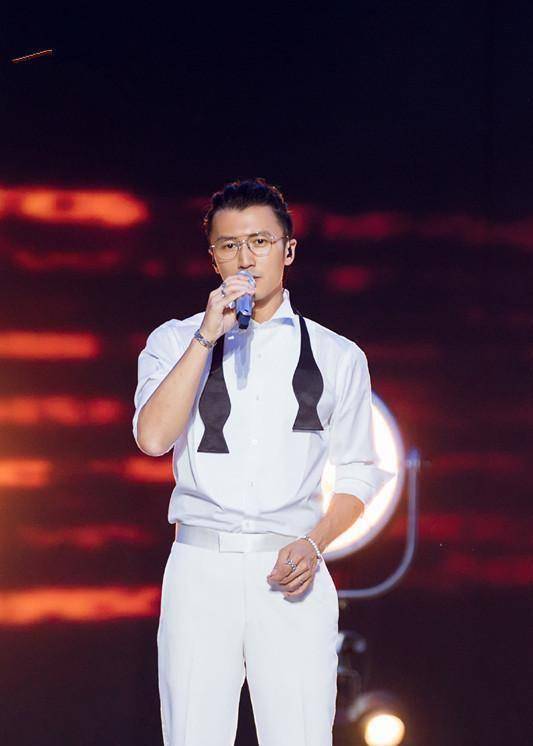 谢霆锋将头发扎起,戴上一副金属框眼镜,这才是痞帅的男生!