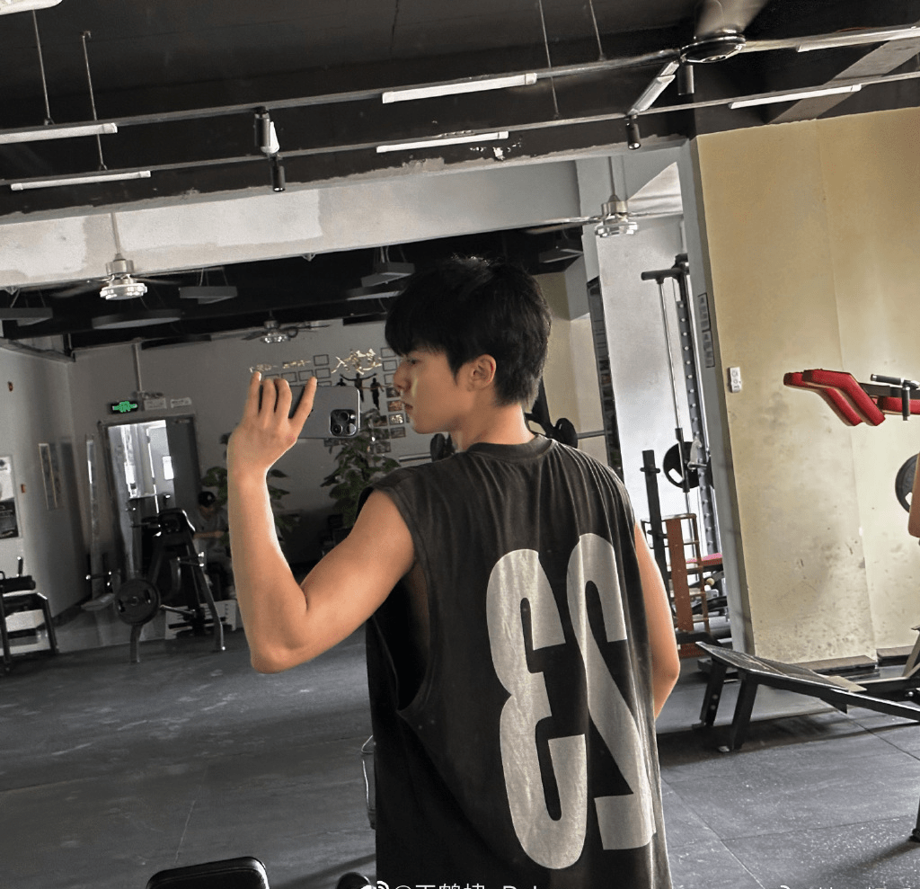 其实,王鹤棣的身材一直都很匀称,他曾经在节目中透露过自己的体重是70