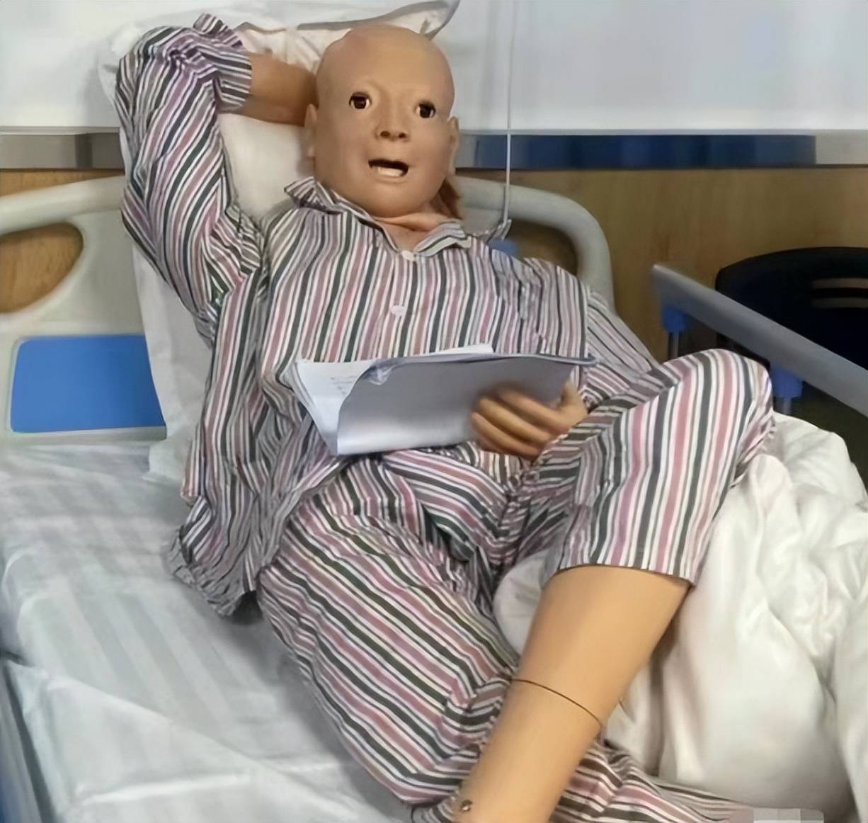 医学院"假人"姿势走红,主打一个"发疯",精神状态好像在演我_实习_就业