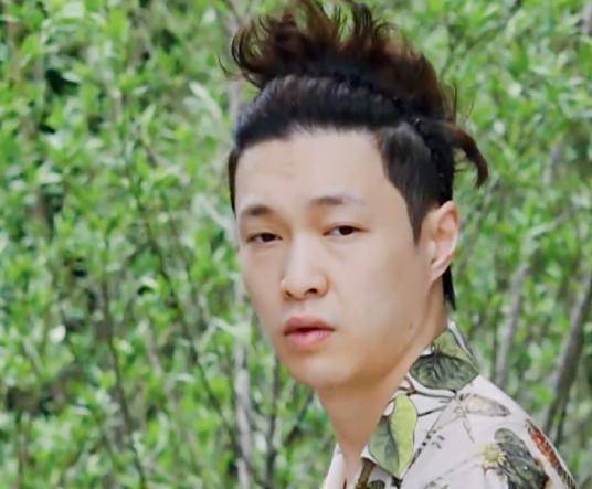 张艺兴大胆素颜出镜,素颜模样让人看傻眼,妆前妆后差别并不大_化妆