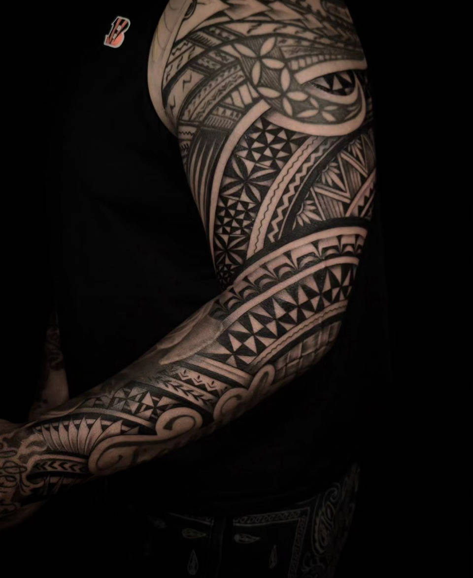 花臂图腾纹身彰显男生雄风