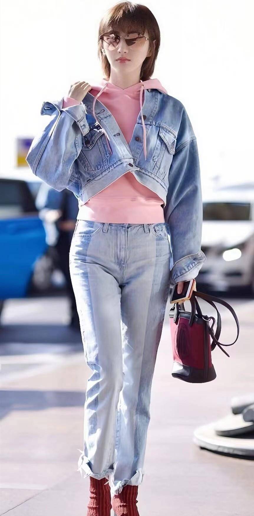 看了景甜的街拍,我明白了什么是时尚,白t恤搭配牛仔裤,洋气又帅气!