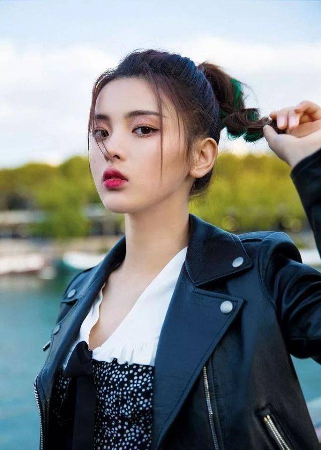 杨超越登上《人物》杂志,从出道到现在一直都是锦鲤体质