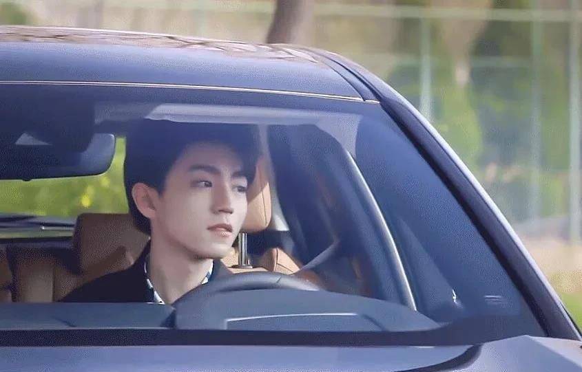 易烊千玺官宣宝马代言人后,王俊凯霸气公布好消息,就差王源了