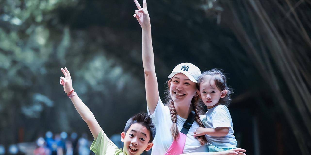 应采儿带俩娃出游,jasper招风耳成亮点,hoho清秀似女孩非常可爱