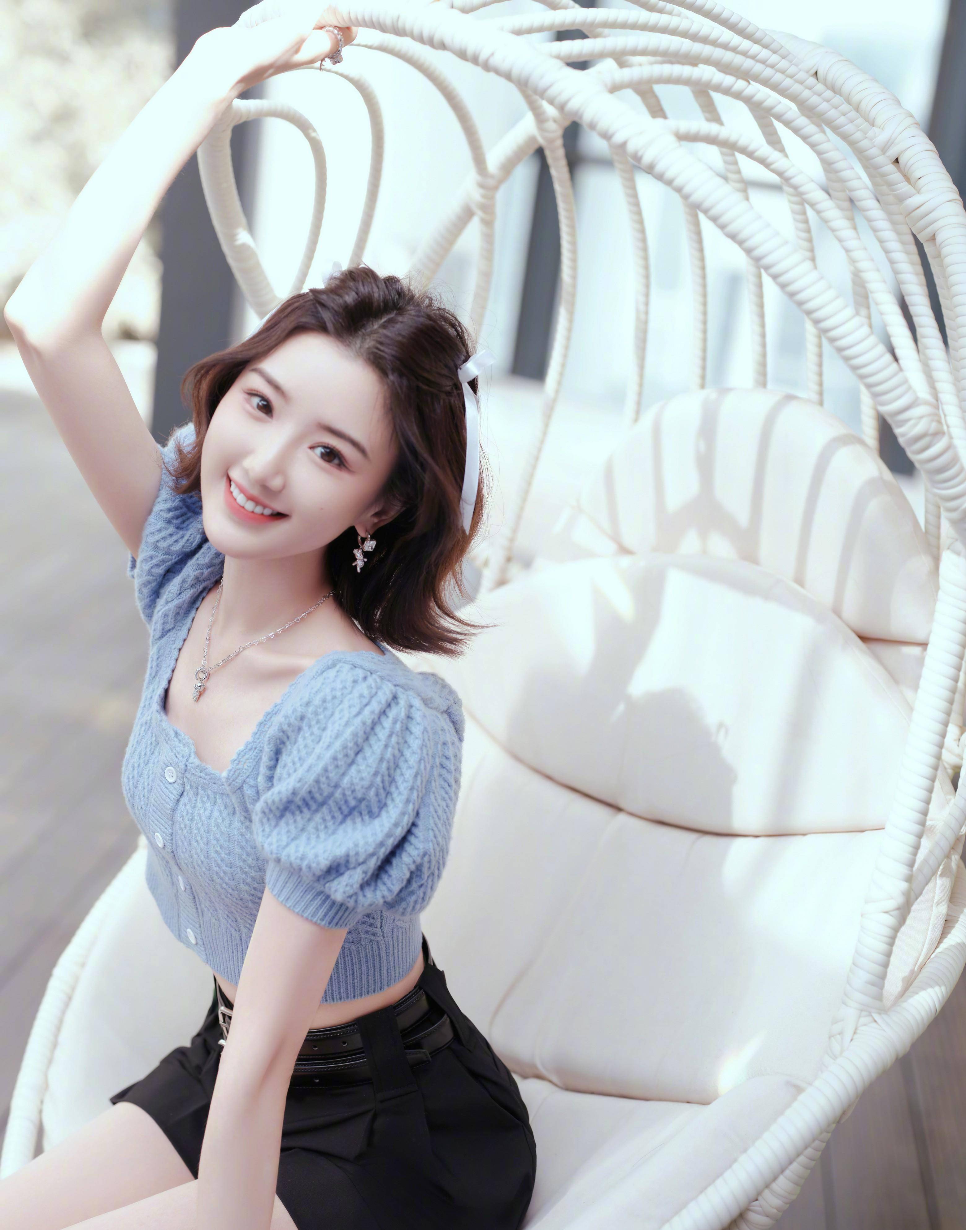 毛晓彤周末少女装,蓝色毛衣搭配小黑裙,腰细腿细,笑容甜美_感觉_魅力