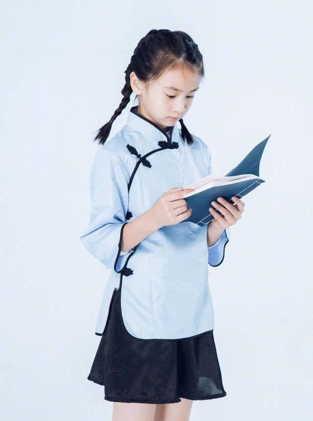 叶一茜晒两个孩子照片,身穿民国装的森碟浑身充满了书卷气_小亮_表情