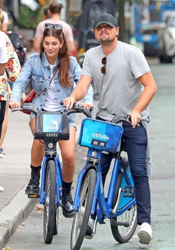 譬如刚恋爱后不久,卡米拉和莱昂纳多一起在餐厅吃饭,当时的卡米拉把