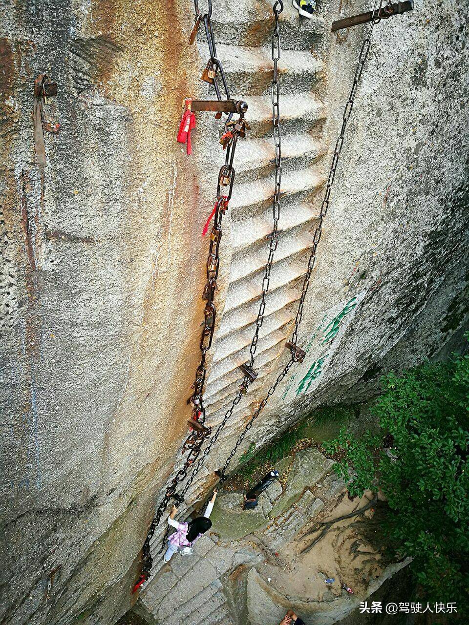 华山云梯李女士说,她在爬云梯时感到非常害怕和紧张,不敢往下看.