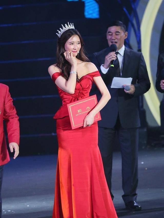 有种油腻叫"林志玲结婚",穿露肩礼服娇羞出镜,笑容太假太油腻