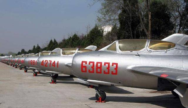 我国第一种自行制造的初级教练机是:初教-5教练机,原型机是雅克-18.