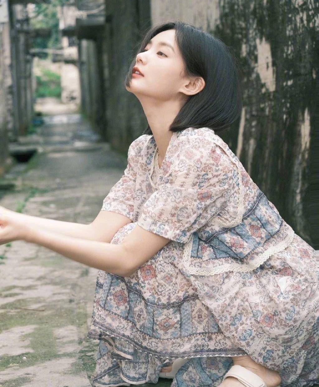 李一桐分享了一些度假时拍摄的可爱照片,粉色连衣裙清新甜美,展现多面